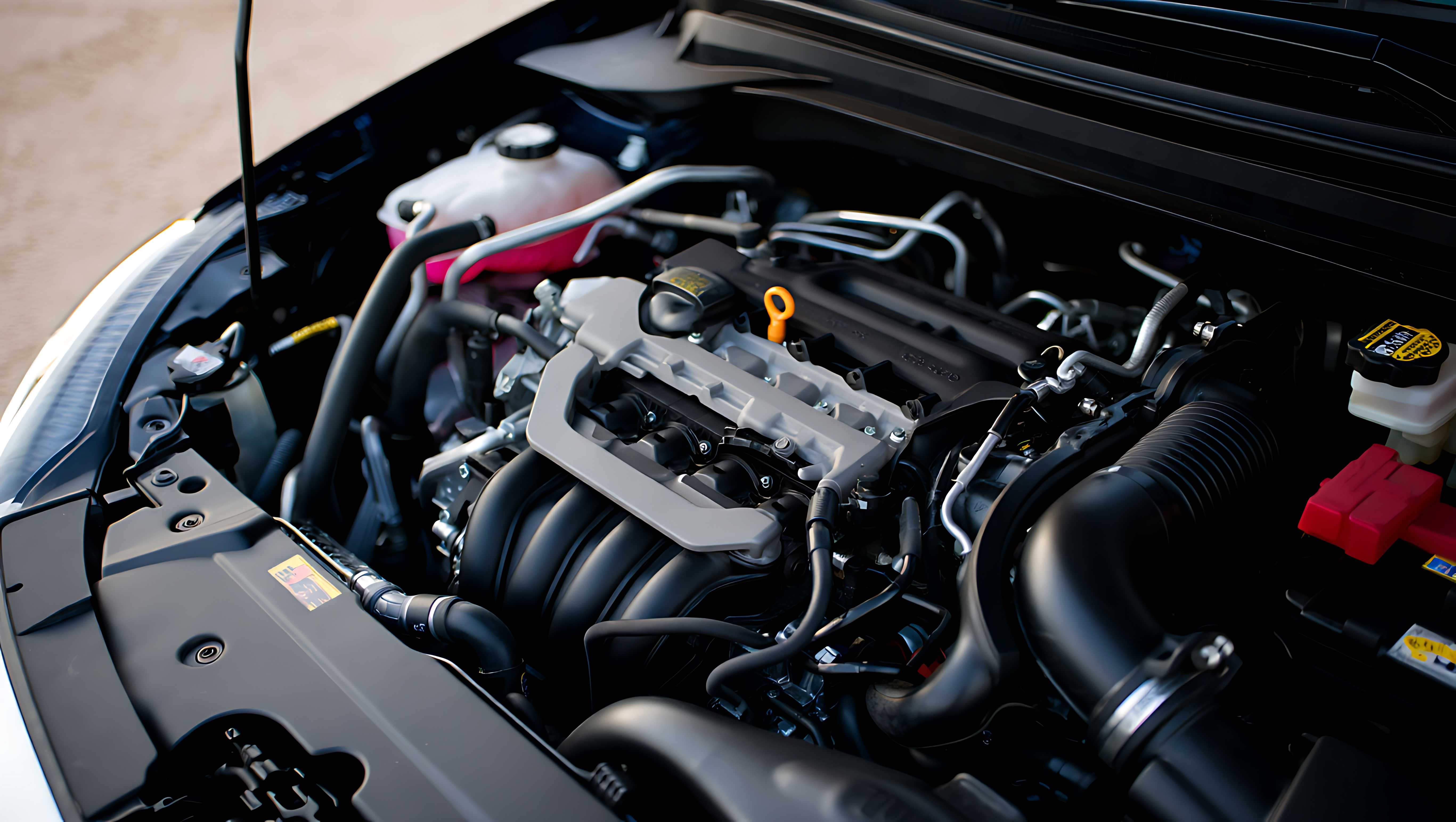 Vue du compartiment moteur d&rsquo;un puissant moteur turbo, avec des conduites