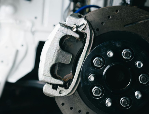 Freins usés signes à surveiller sécurité routière